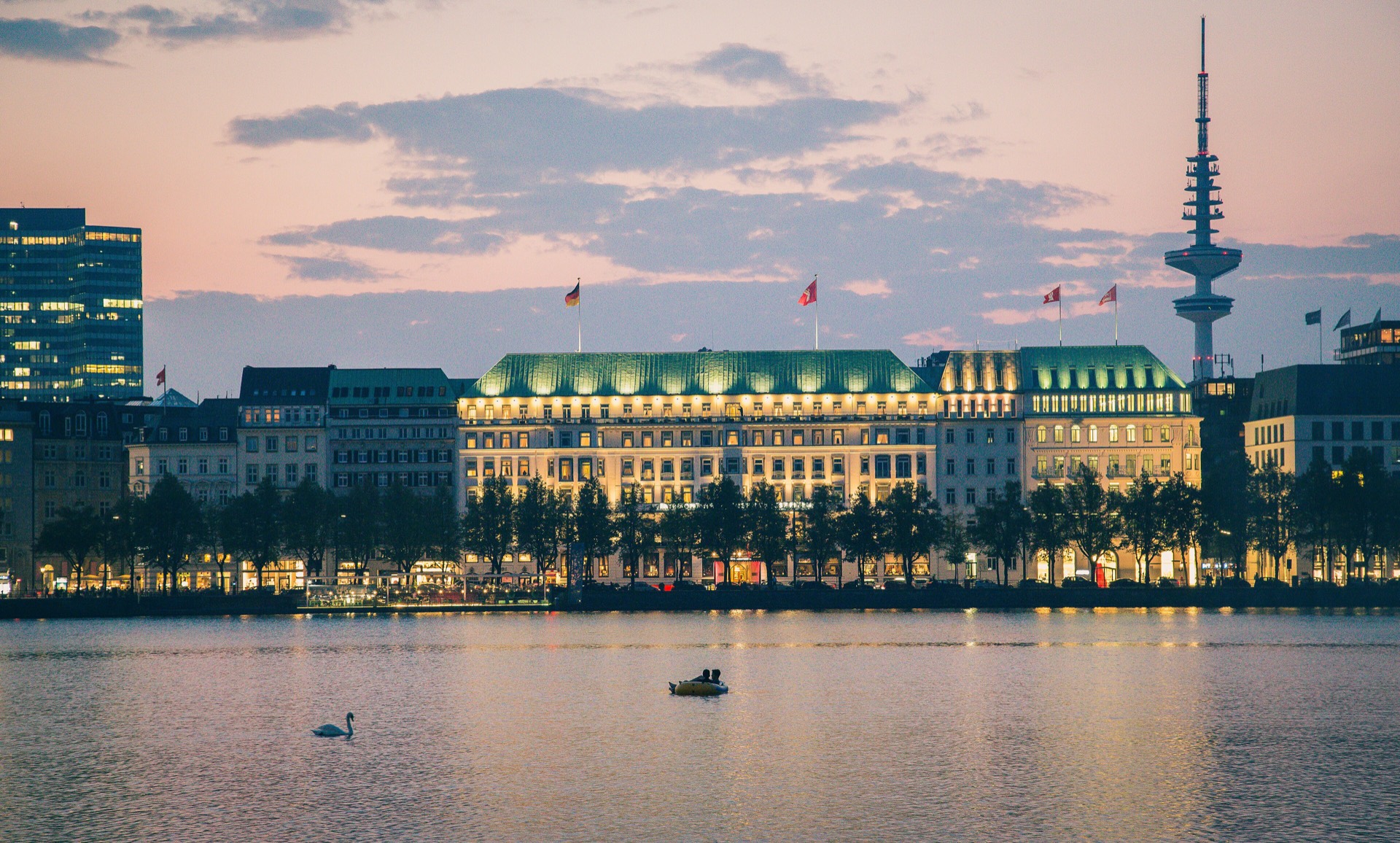 Hamburger Binnenalster am Abend