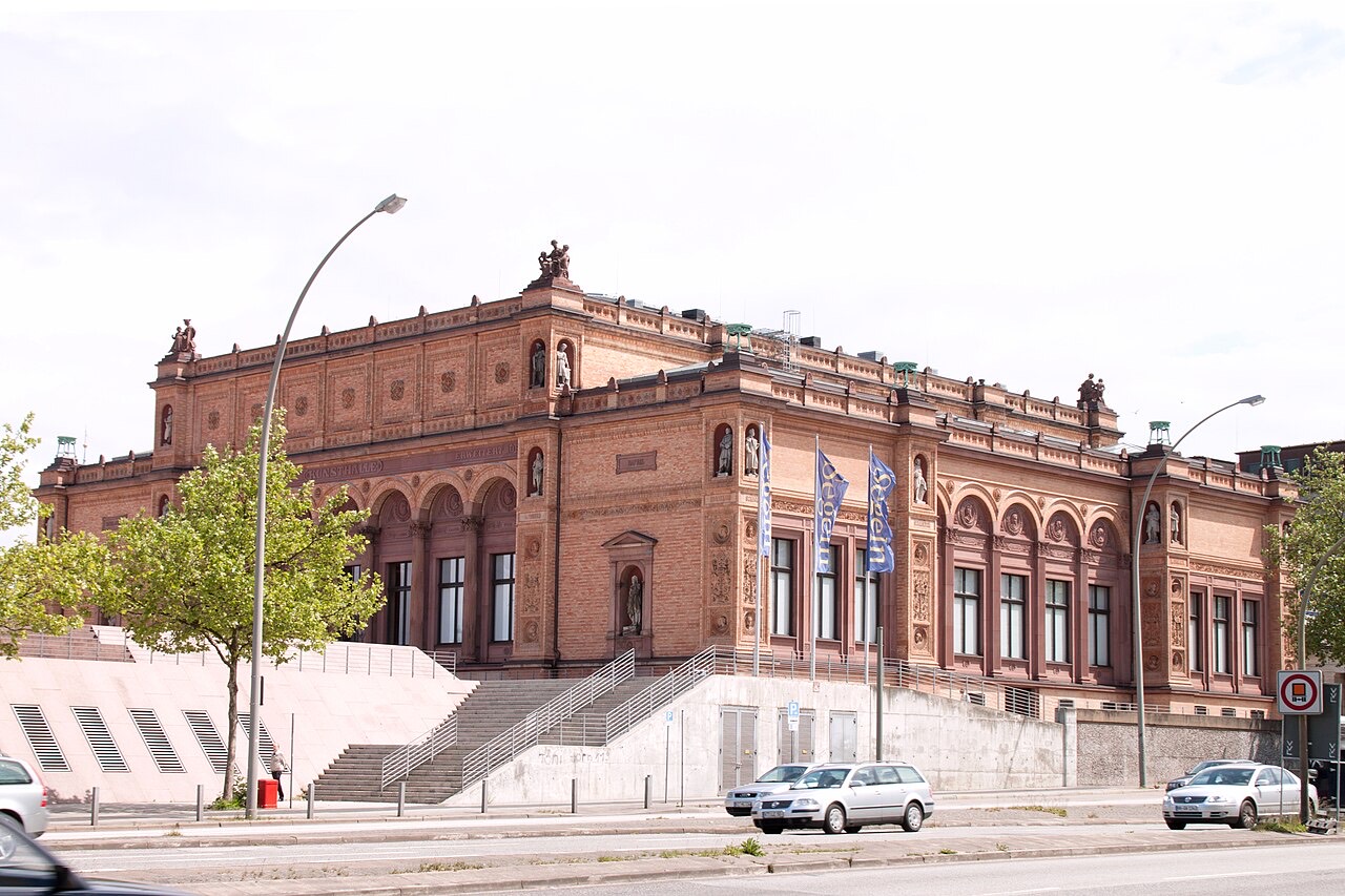 Historische Backsteinfassade der Hamburger Kunsthalle mit Arkaden und großer Freitreppe